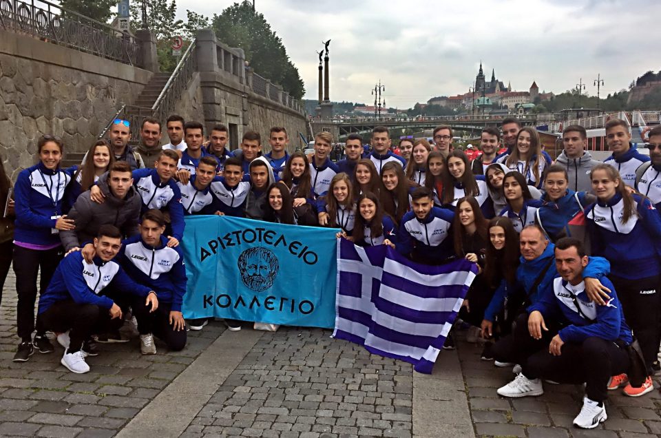 Πρωταθλήτριες Ελλάδος οι ομάδες ποδοσφαίρου αγοριών και κοριτσιών