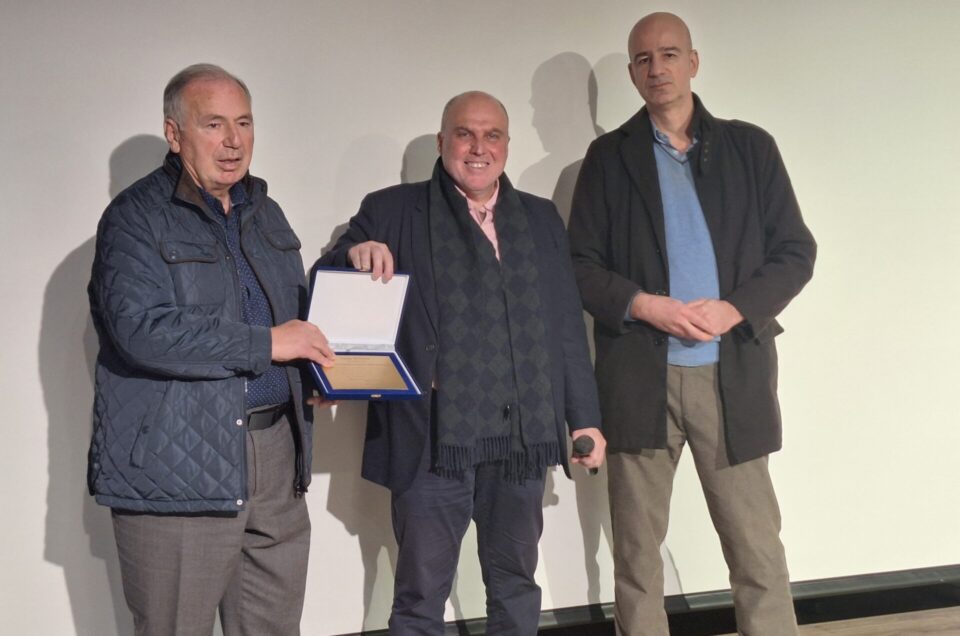 Απονομή τιμητικής πλακέτας στο Αριστοτέλειο Κολλέγιο από την Ένωση Ελλήνων Φυσικών