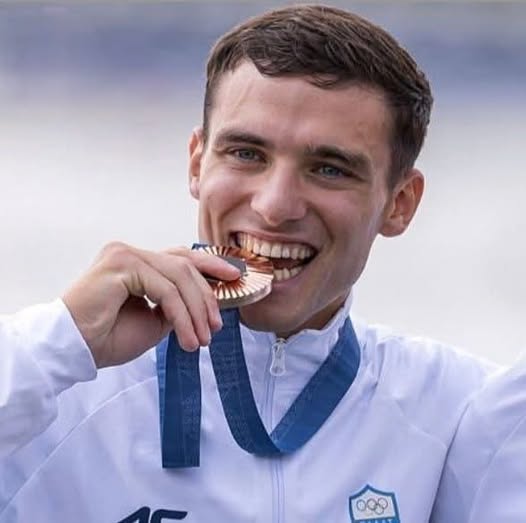 Ο ΑΠΟΦΟΙΤΟΣ ΤΟΥ ΣΧΟΛΕΙΟΥ ΜΑΣ ΠΕΤΡΟΣ ΓΚΑΪΔΑΤΖΗΣ ΠΡΩΤΟΣ ΛΑΜΠΑΔΗΔΡΟΜΟΣ ΓΙΑ ΤΟΥΣ ΧΕΙΜΕΡΙΝΟΥΣ ΟΛΥΜΠΙΑΚΟΥΣ ΑΓΩΝΕΣ 2026 ΜΙΛΑΝΟ-ΚΟΡΤΙΝΑ